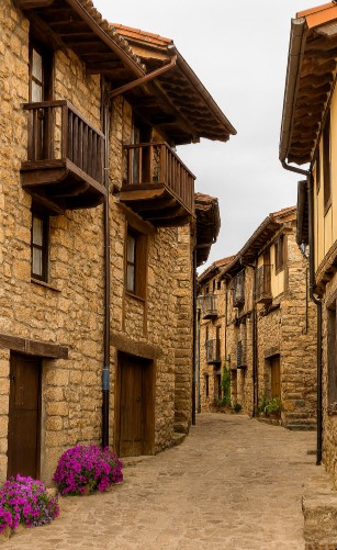 Calles de Vinuesa con sus casas de piedra y madera tradicionales