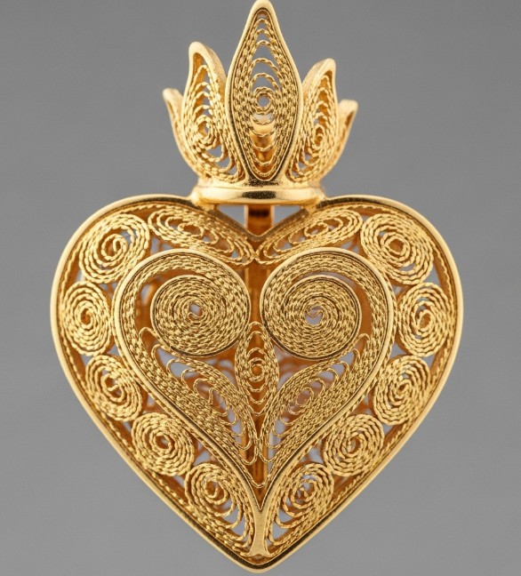 Detalle de un Coração de Viana de filigrana de oro, joya tradicional portuguesa.