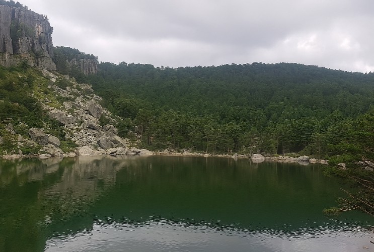 La misteriosa Laguna Negra de Urbión con sus paredes rocosas y pinares