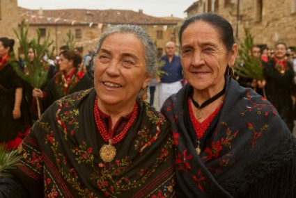 Mujeres en trajes tradicionales durante la Pinochada en Vinuesa