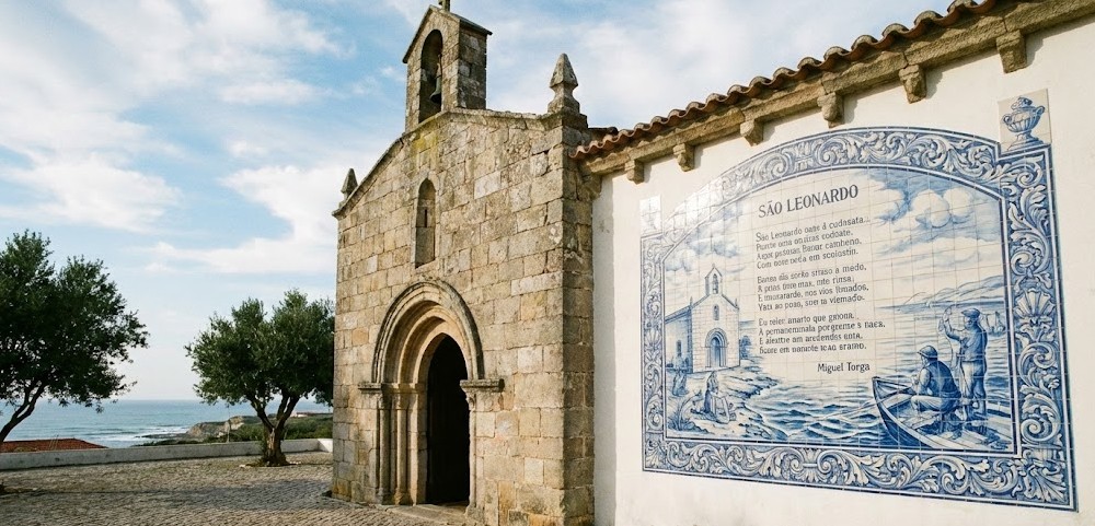 Fachada de la Capilla de São Leonardo y el panel de azulejos con el poema de Miguel Torga.