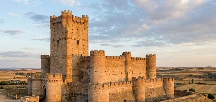 Vista exterior del Castillo de Fuensaldaña en Valladolid, mostrando la Torre del Homenaje y sus murallas defensivas.