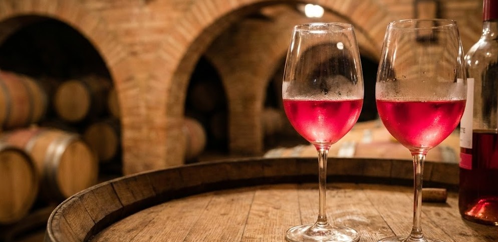 Cata de clarete en una bodega tradicional de Cigales.