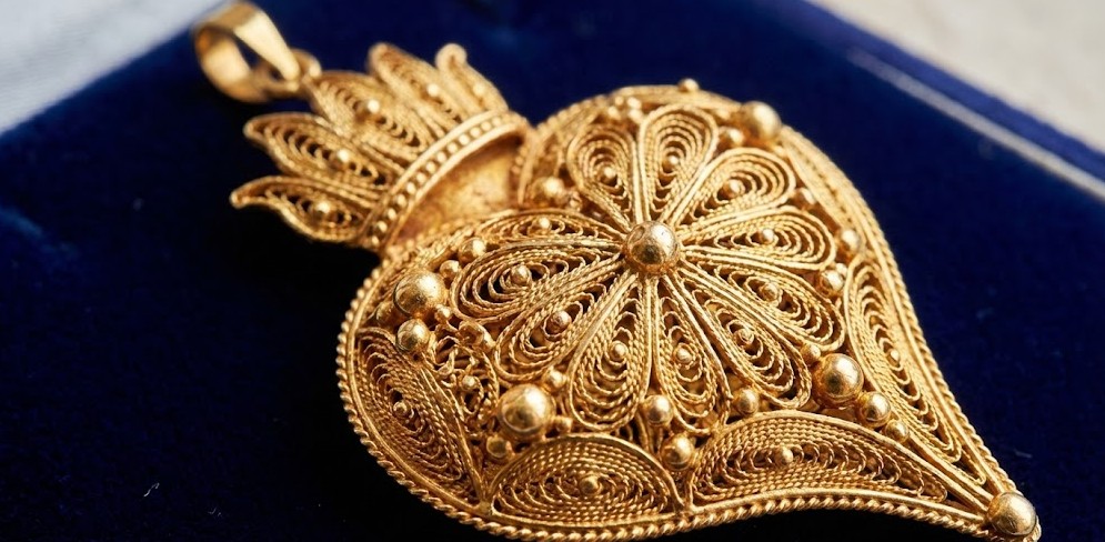 Detalle de un Corazón de Viana (Coração de Viana) elaborado en filigrana de oro.