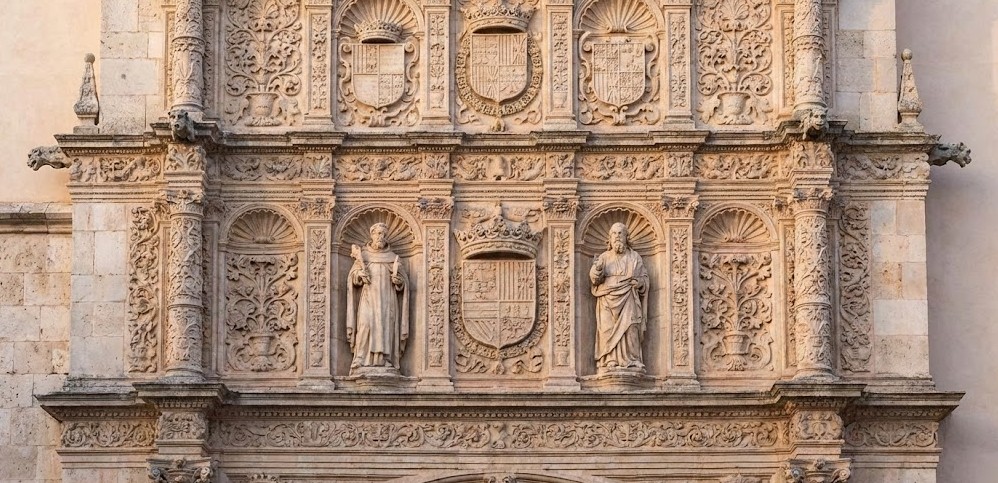 Detalle de las esculturas y motivos decorativos de la fachada de San Pablo.