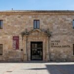 Fachada principal de piedra del Museo de la Semana Santa de Zamora con su entrada acristalada.
