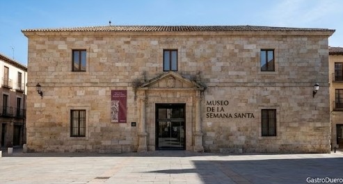 Fachada principal de piedra del Museo de la Semana Santa de Zamora con su entrada acristalada.