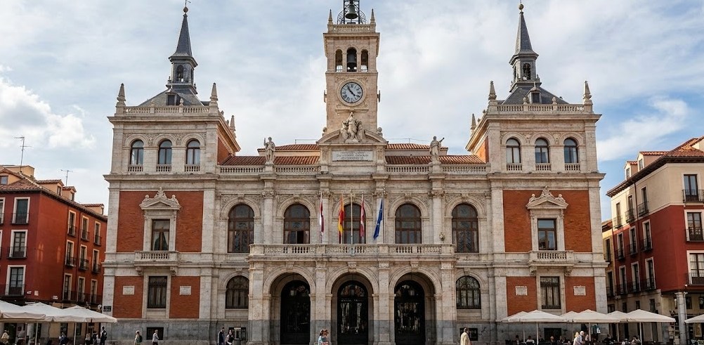 Fachada principal del Ayuntamiento de Valladolid, un edificio monumental de estilo ecléctico con torres y un reloj central, presidiendo la plaza.
