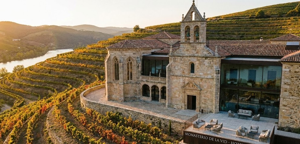 Fachada de un hotel de lujo situado en un antiguo monasterio entre viñedos.
