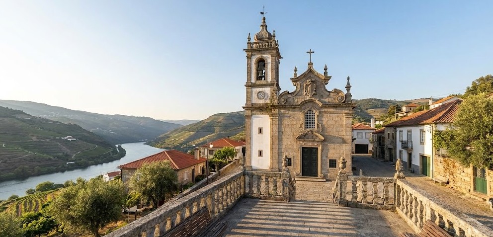 Fachada de la iglesia de la aldea de Samodães, cerca del mirador.