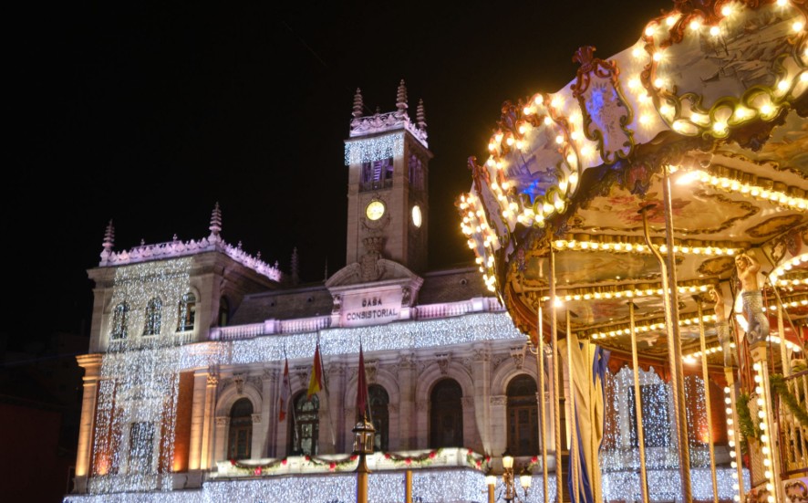 La Plaza Mayor de Valladolid iluminada con decoración navideña y mercado.