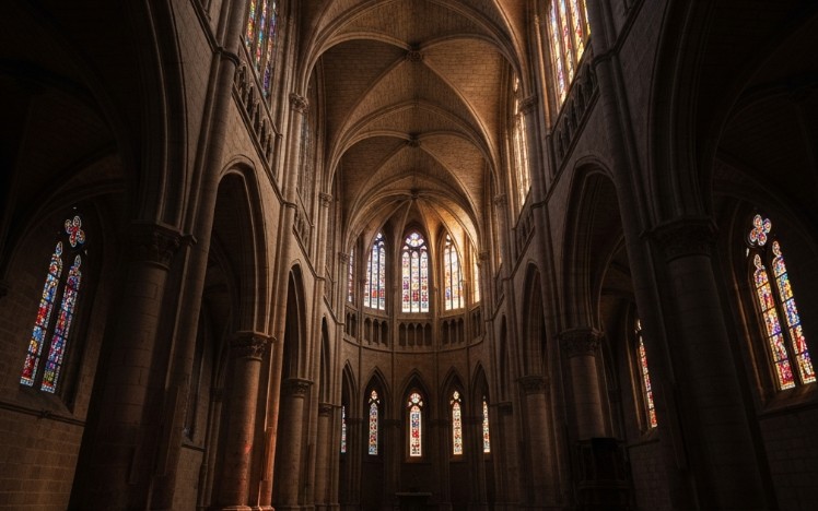 Interior de la Iglesia del Salvador de Simancas, con sus naves góticas