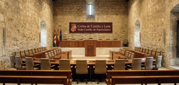 Interior del Castillo de Fuensaldaña con el hemiciclo de las Cortes.