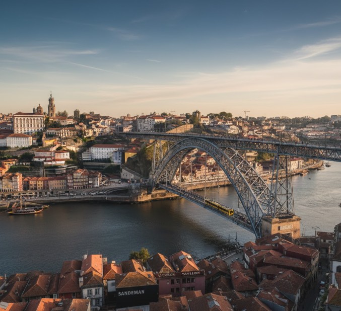 Vista panorámica de Oporto y el Puente Luis I desde el Mirador de Gaia.