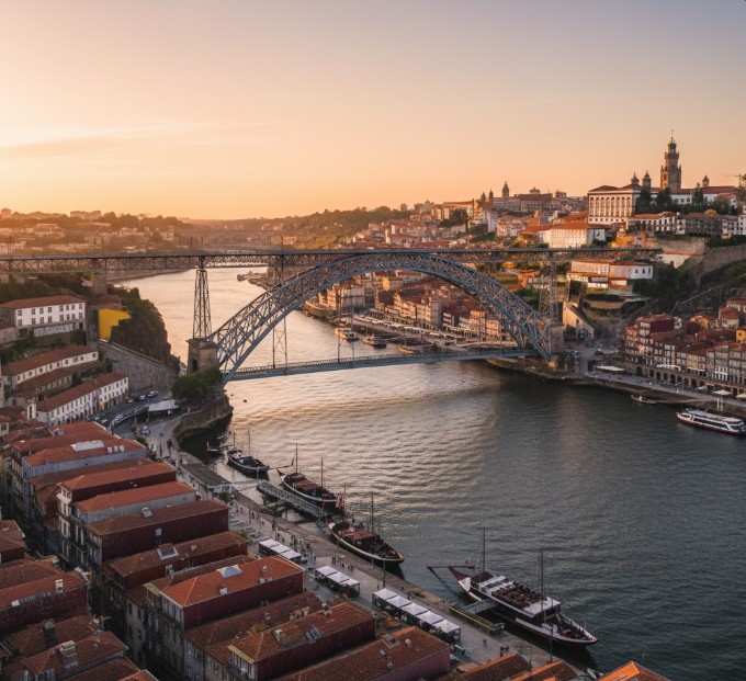Vista panorámica de Oporto y el Puente Luis I desde el Mirador de Gaia.
