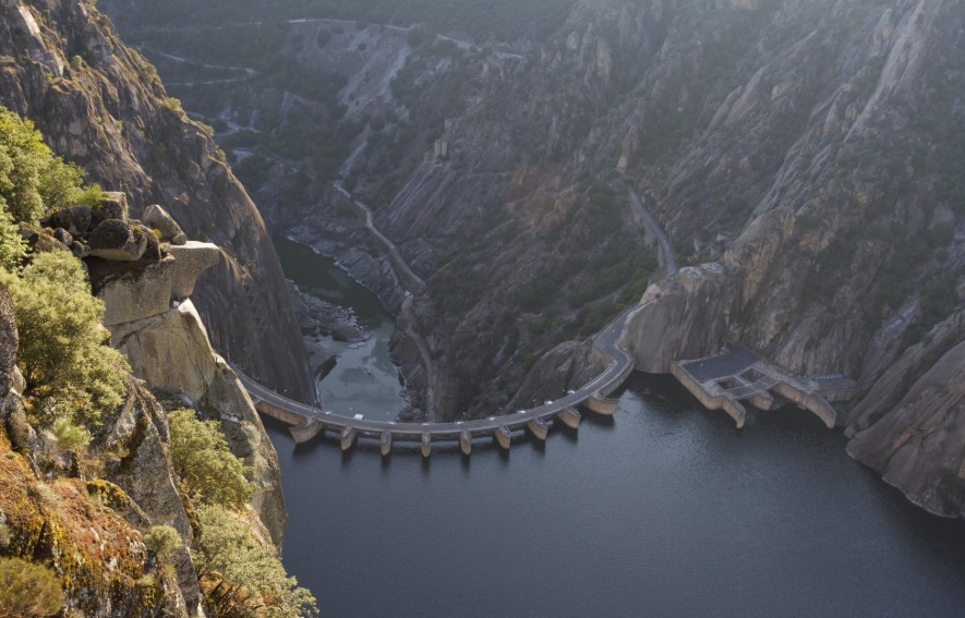 Vista impresionante de la Presa de Aldeadávila desde las alturas del mirador.