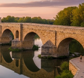 Vista panorámica del Puente de Simancas sobre el río Pisuerga