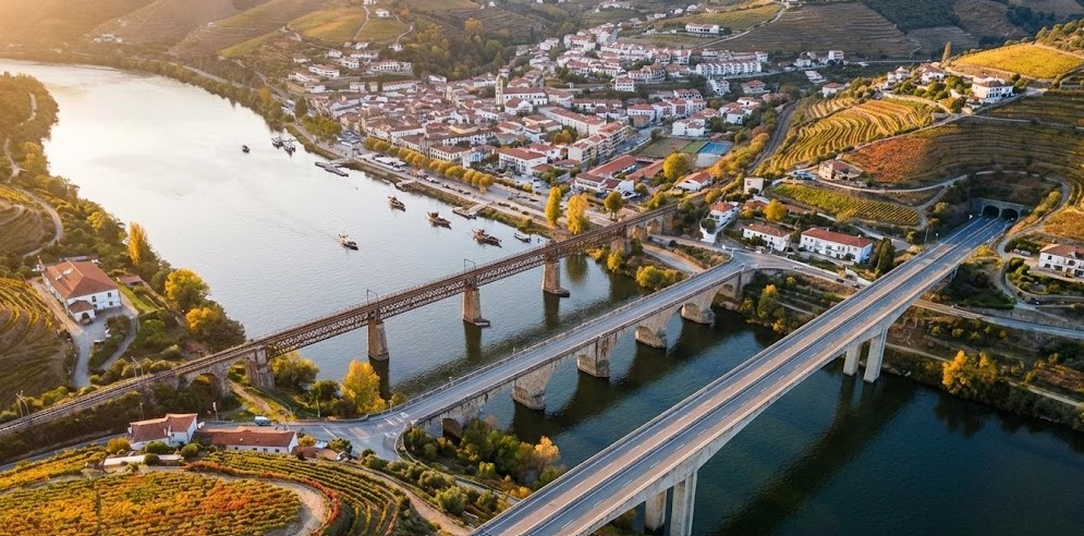 Los tres puentes que cruzan el río Duero en Peso da Régua vistos desde la altura.