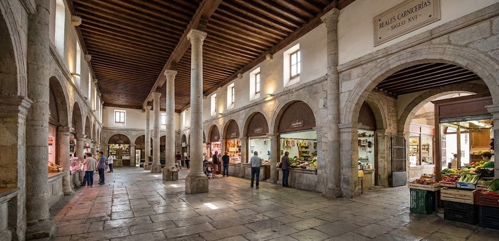 Interior del edificio histórico de las Reales Carnicerías en Medina del Campo.