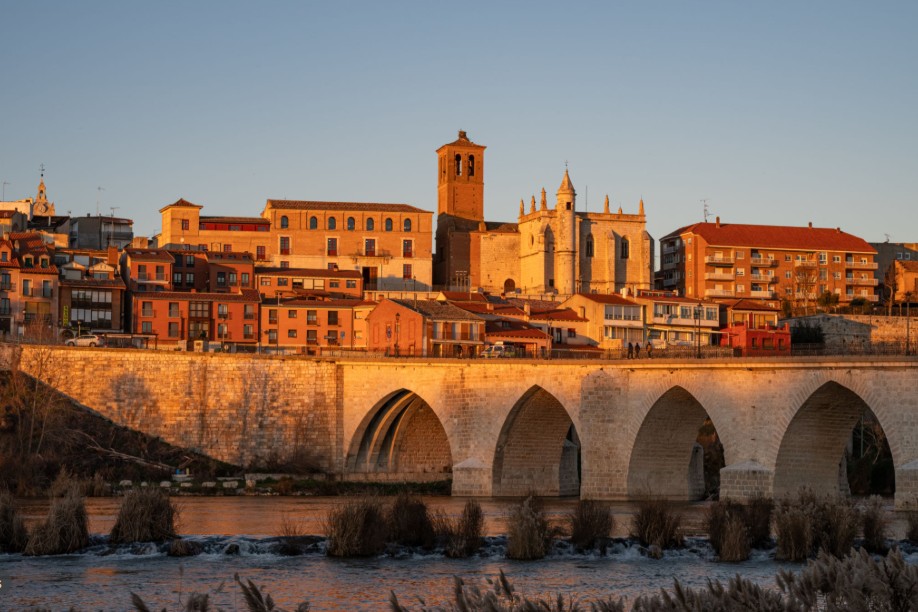 Vista aérea de Tordesillas con el puente medieval sobre el río Duero al atardecer