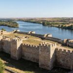 Vista panorámica del Castillo de Zamora con sus murallas medievales, el foso y el río Duero de fondo.