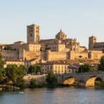 Vista panorámica del Casco Histórico de Zamora, la Catedral y las murallas medievales desde la orilla del río Duero.