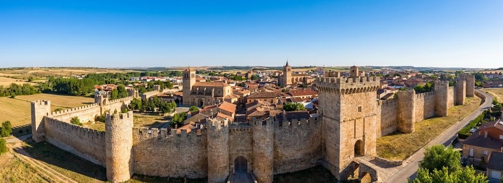 Vista panorámica de la Muralla de Almazán y el casco histórico medieval en Soria.